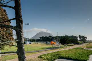 Morro Shores Inn & Suites - Morro Rock In The Distance