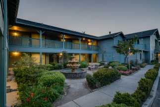 Morro Shores Inn & Suites - Beautiful Courtyard And Sitting Area