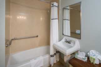 Morro Shores Inn Guest Rooms - Full Bathroom At Morro Shores Inn